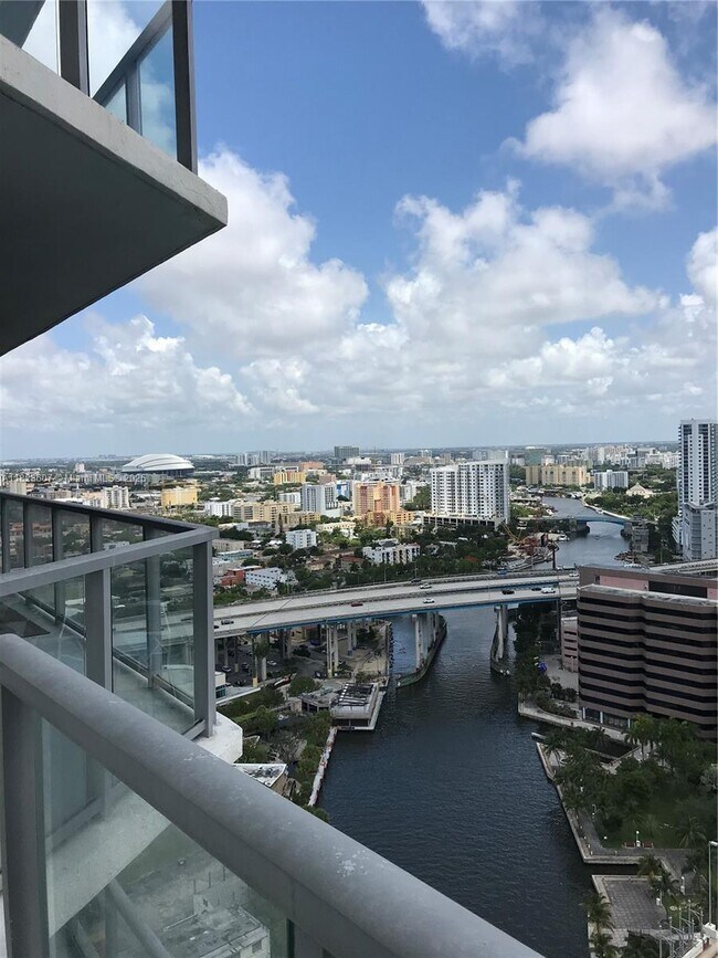 Foto del edificio - 185 SW 7th St