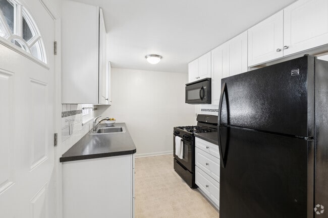 The Capital - 2BR, 1BA - 950SF - Kitchen - Adams Park Apartments