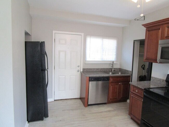 Foto del edificio - UPDATED 1 BEDROOM, 1 BATH HOME + OFFICE IN...