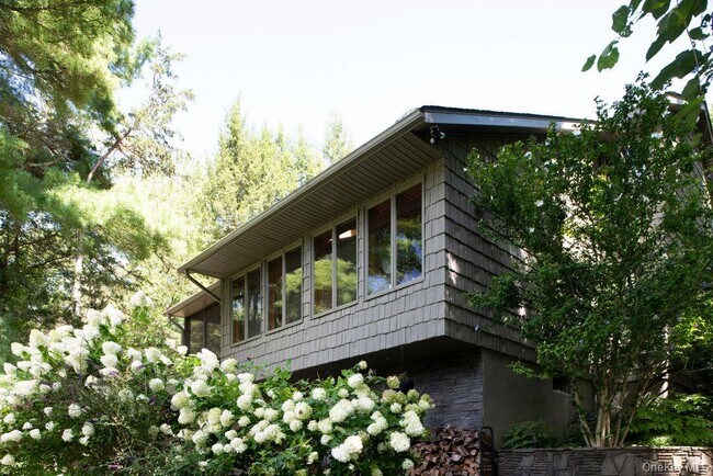 Foto del edificio - 42 Lake Pleasant Rd