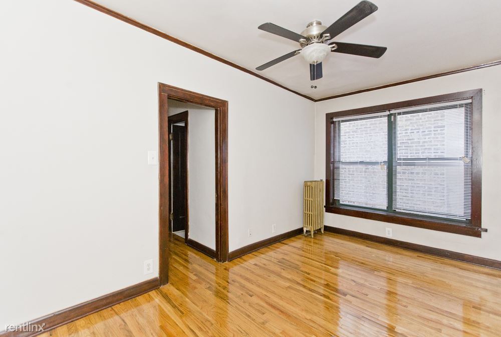 Building Photo - 844 W Montrose Ave