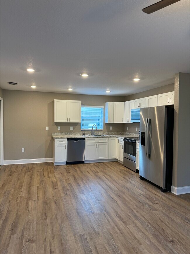 Building Photo - 1149 Sycamore St