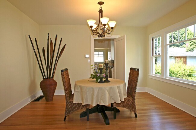 Building Photo - Charming Irvington Home- 4 bedroom 3 bath