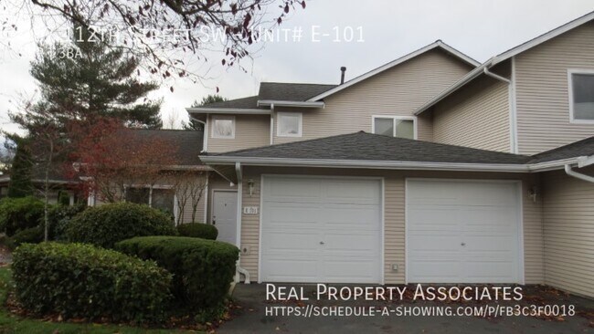 Building Photo - Townhome in Desirable Quiet Complex.