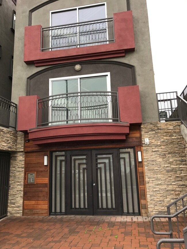 Building Photo - CONDO in Prime NOHO Art District