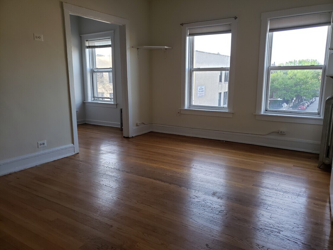 Primary Photo - 2712 N Milwaukee Ave