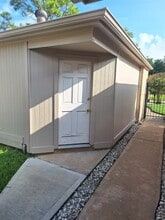 Building Photo - 4030 Knoll Glen Dr