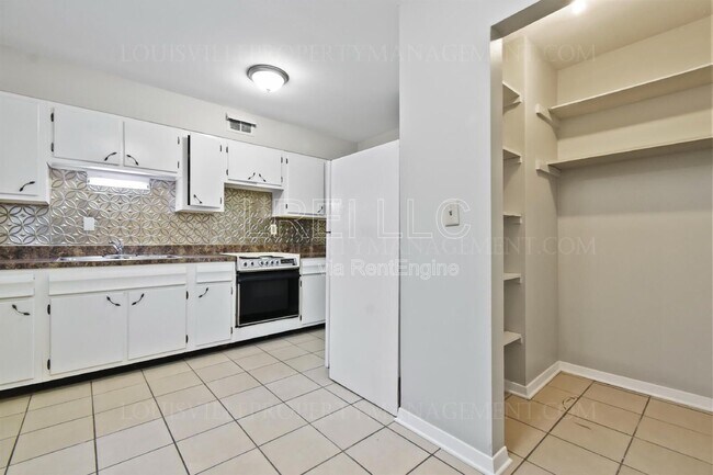 Building Photo - 2423 Lindsay Ave