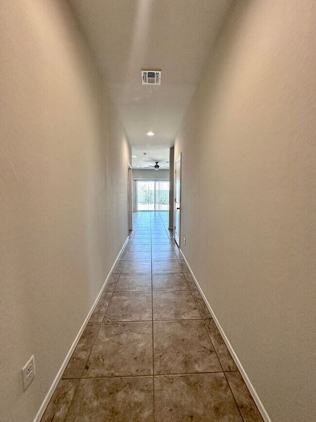 Foto del edificio - Large Backyard with this 4-bedroom, 2-bath...