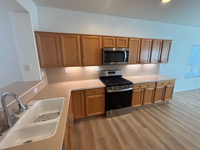 Building Photo - Large Single Level 2 Bedroom 2 Bathroom wi...