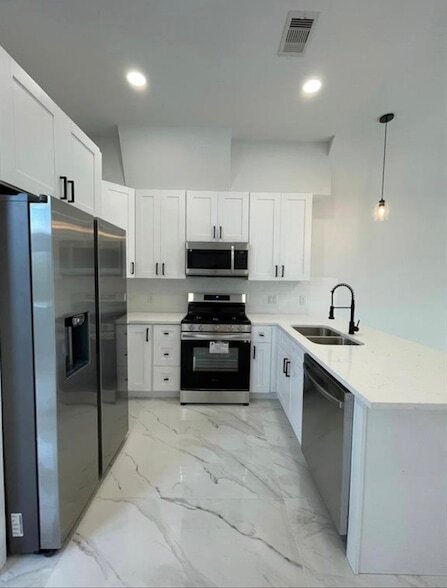 Foto del edificio - 8127 St Louis St