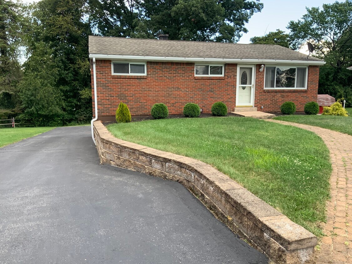 513 Bloomfield Dr, Greensburg, PA 15601 House Rental in Greensburg