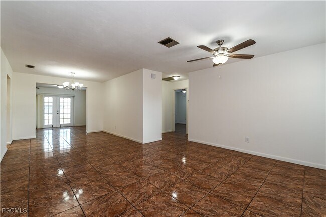 Foto del edificio - 2155 Tropic Ave