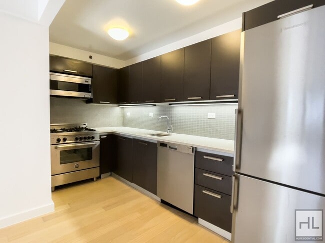 Building Photo - STUNNING LUXURY 4 BED IN PRIME MURRAY HILL...