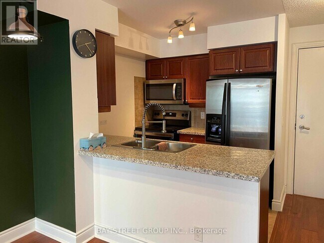 Building Photo - 15 Greenview Ave