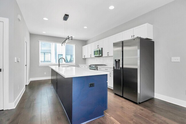 Foto del edificio - Rent Special on Gorgeous Townhome Near Upt...