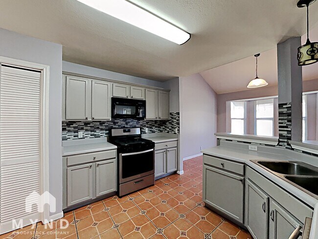 Foto del edificio - 406 Little Lake Rd