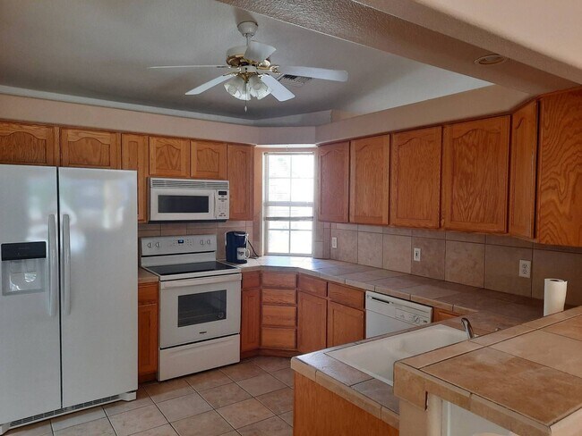 Foto del edificio - 4 bedroom/2 bath Home available in Bullhead City in Desirable El Camino Village.