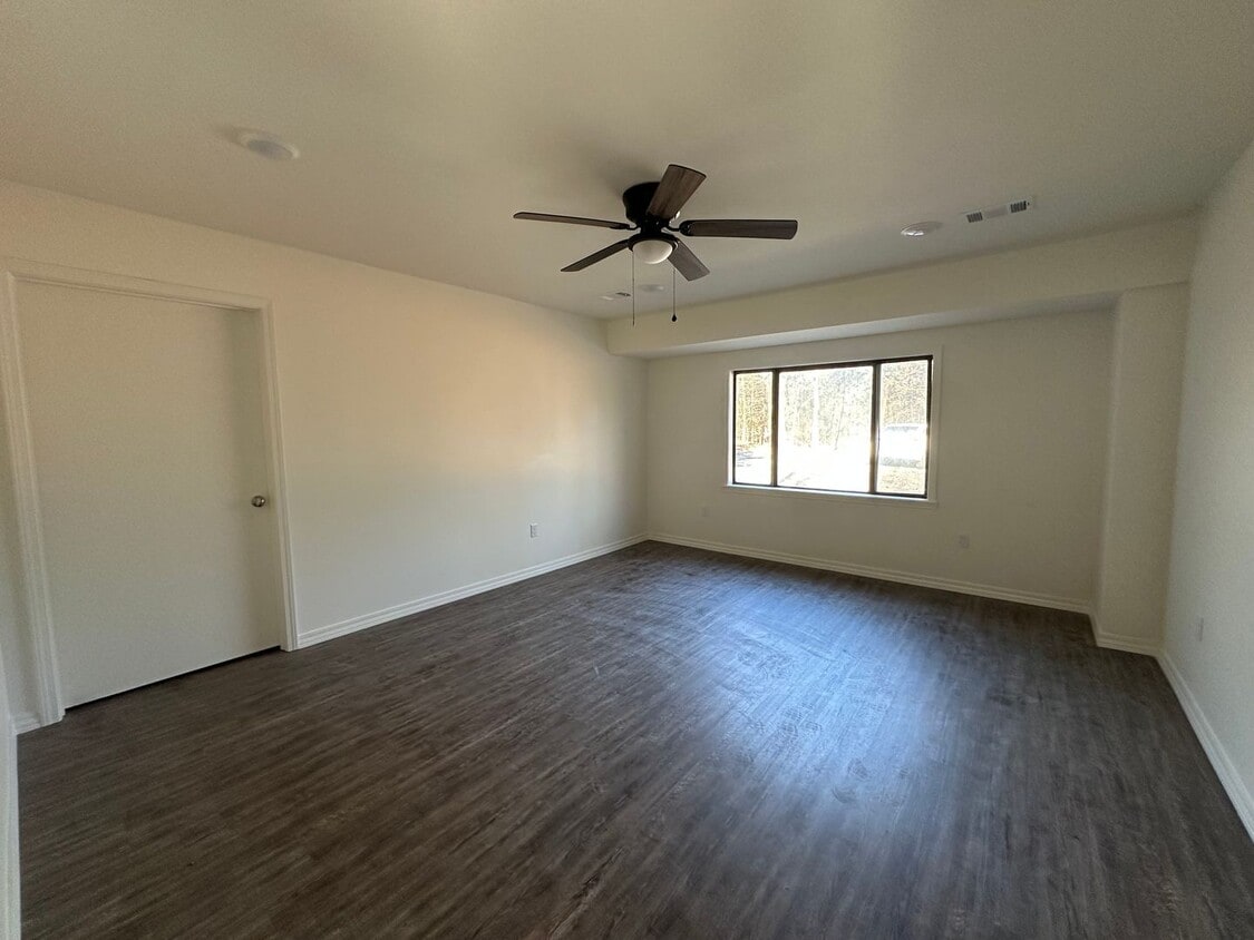 Foto principal - **Coming Soon**Welcome to this charming 4-bedroom, 2-bathroom home located in the scenic outskirt...