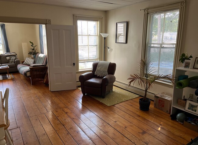 Building Photo - 16 E Elm St