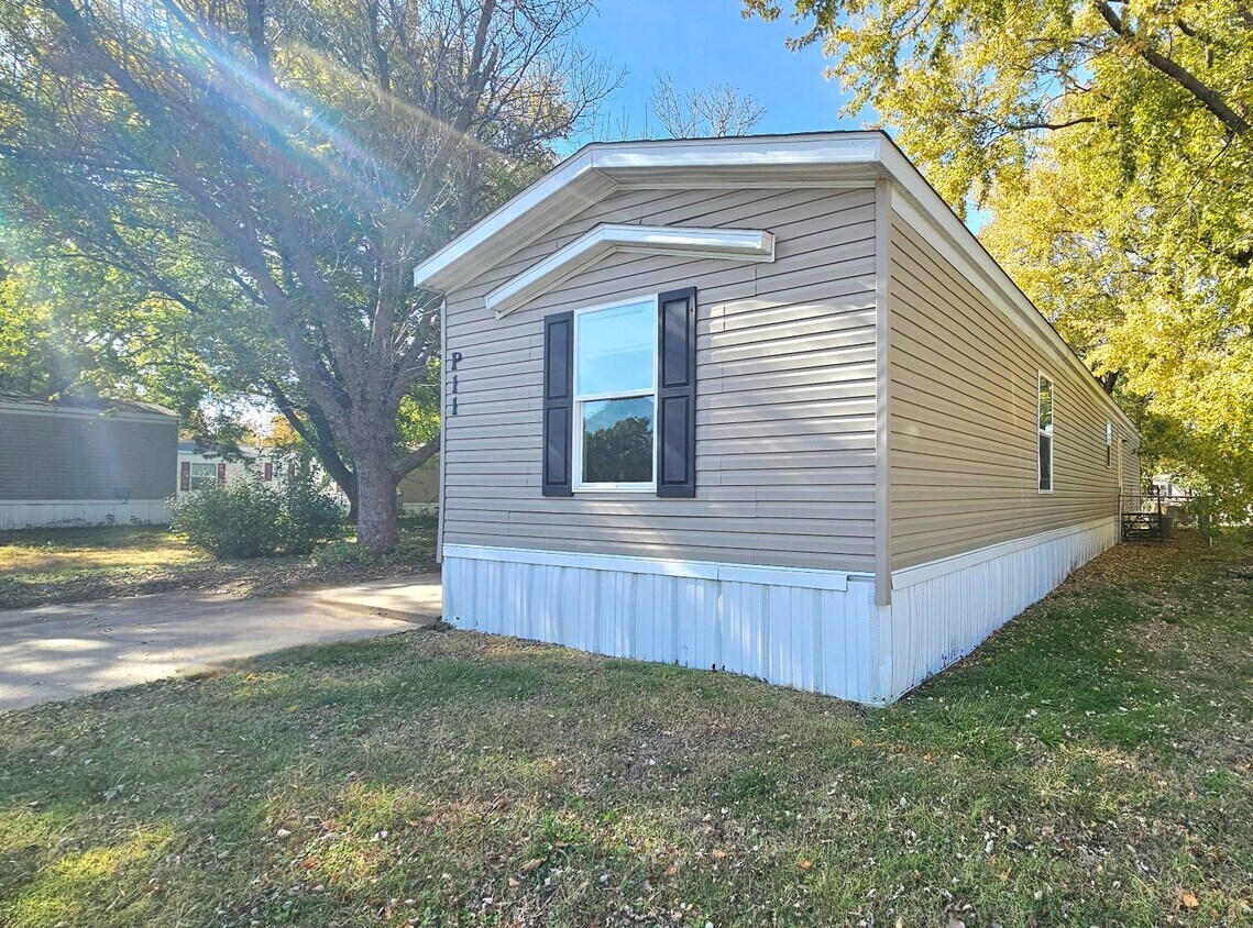 Primary Photo - 2320 E MacArthur Rd