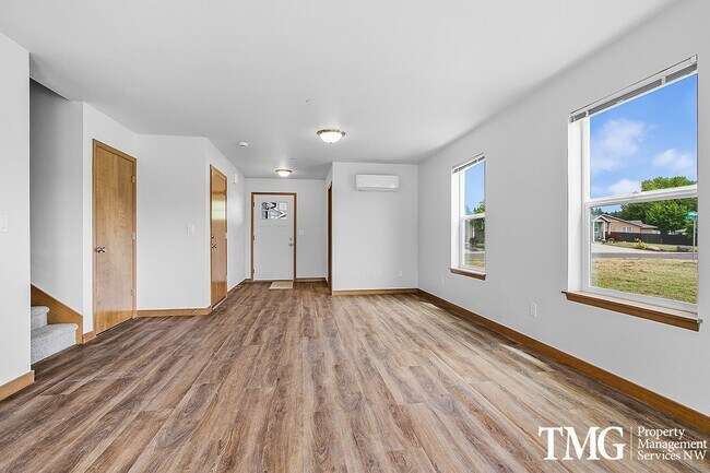 Foto del edificio - AVAILABLE NOW Brand New Construction 2 Sto...