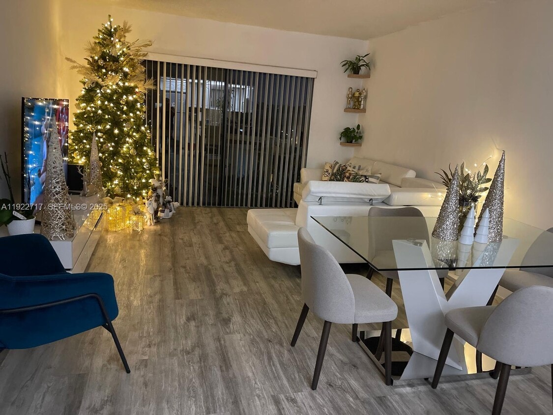 Foto principal - 8290 Lake Dr