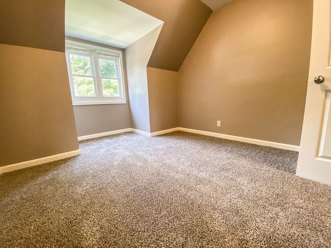 Building Photo - 2 Bedroom Single Family