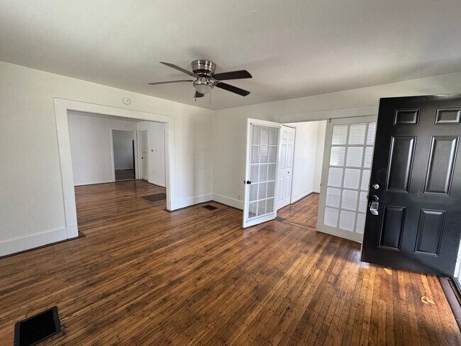 Building Photo - Near Westside 4 Bedroom 2 Bath