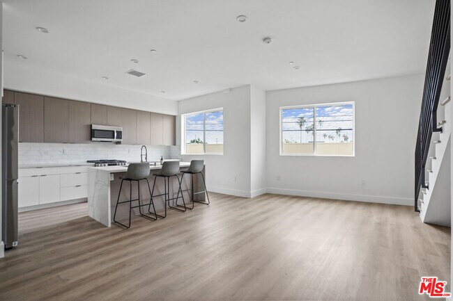 Foto del edificio - 1363 Meadowbrook Ave