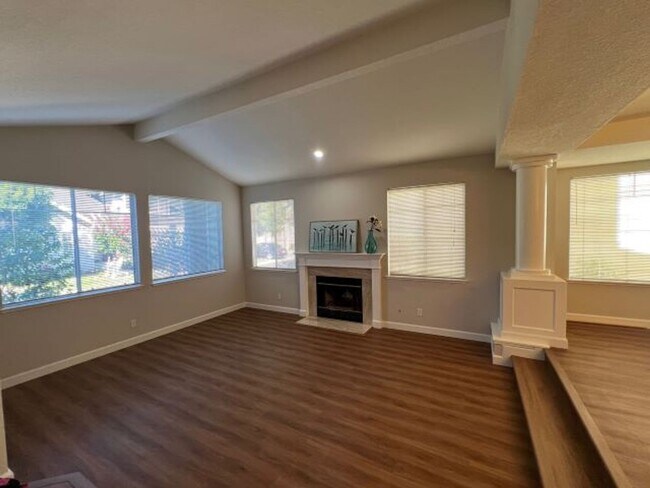 Foto del edificio - 2-story single family home nestled in love...