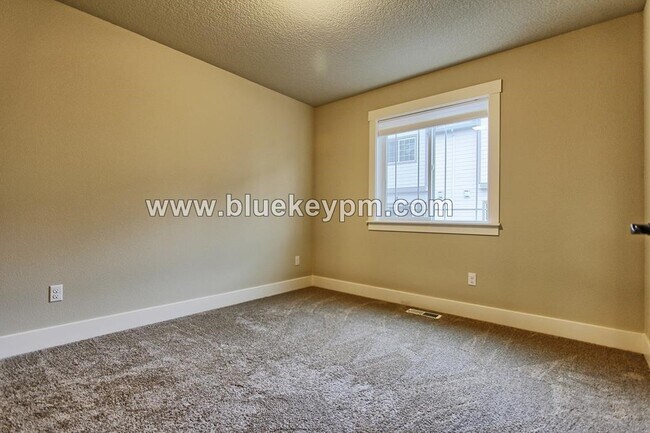 Building Photo - 4 Bed  3 Bath Home in Bethany Across From ...
