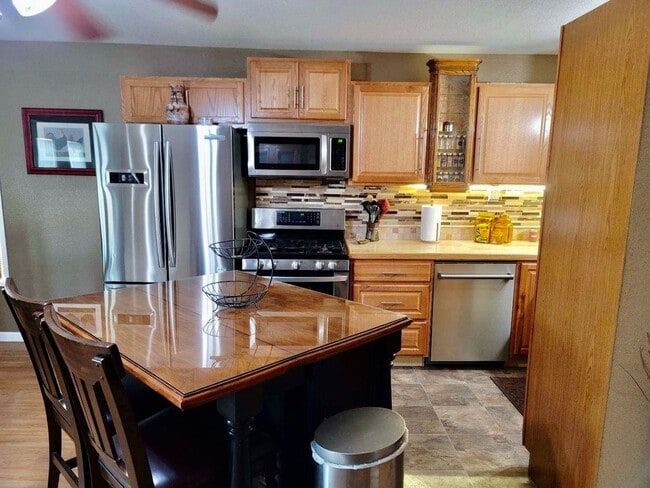 Building Photo - Perfect for a traveling nurse or other professional!  High end fully furnished 1bdrm, 1.5 bath un...