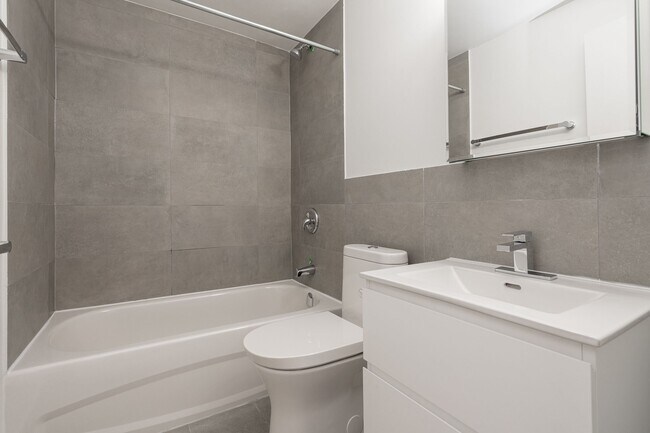 Photo du bâtiment - 111 Lawton Blvd