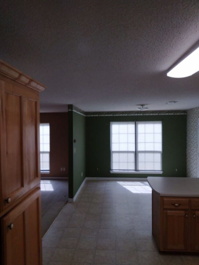 Building Photo - Bell River