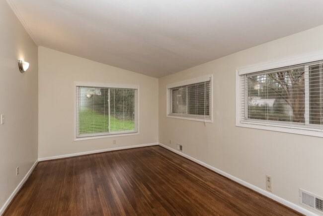 Foto del edificio - 2432 Woodacres Rd NE