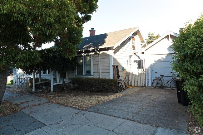 Building Photo - 433-437 Douglas St