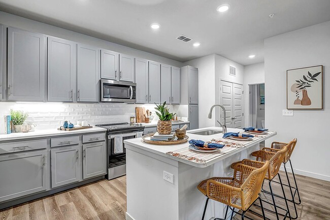 kitchen with a kitchen bar - The Grove at Clermont