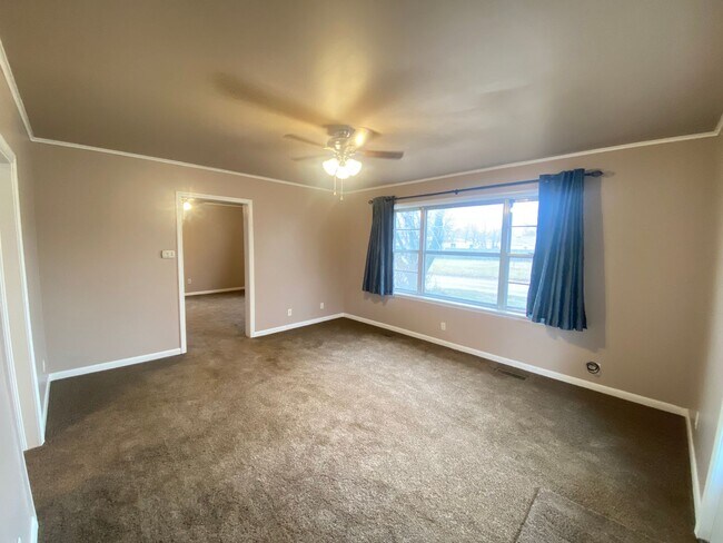 Building Photo - Adorable Charmer Located in the Heart of t...