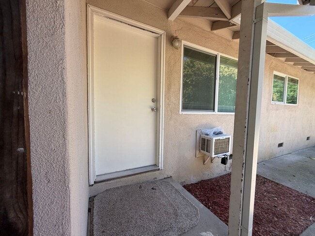Building Photo - Updated 2 bedroom duplex near hospital