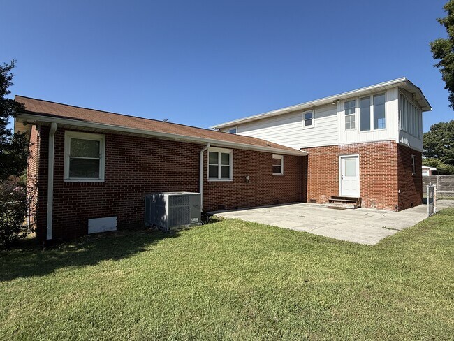 Foto del edificio - 5312 Rowan Rd