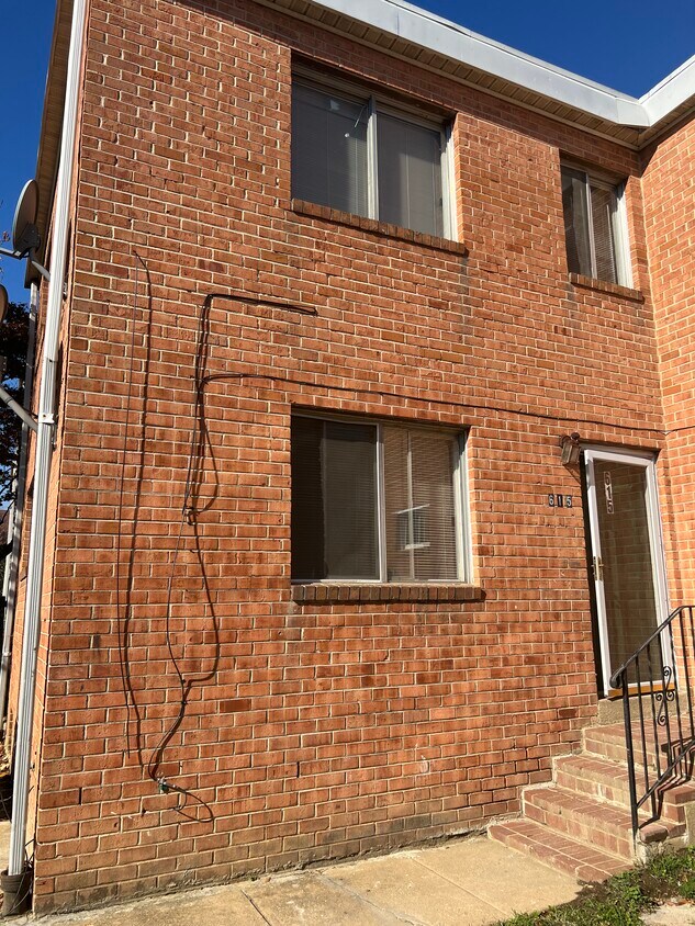 Front of property - 615 E 5th St