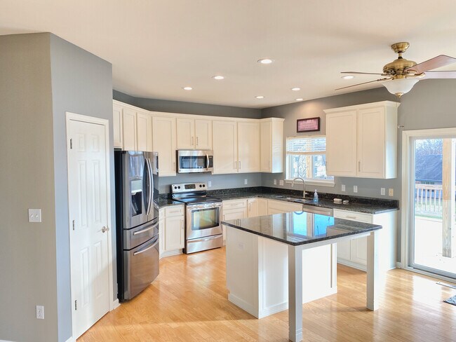 Building Photo - Woodsview Dr