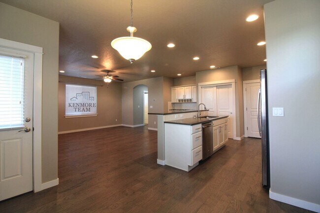 Building Photo - 556 Roslyn Ct