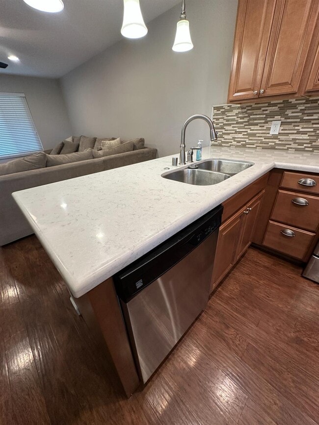 Building Photo - 5090 N Roosevelt Ave