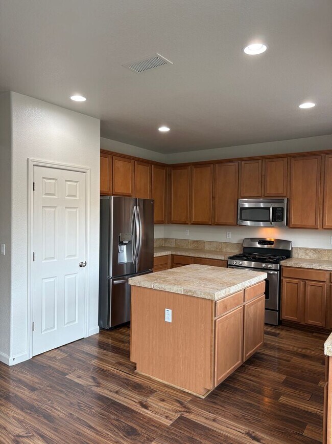 Foto del edificio - Freshly painted  5 bedroom 3 bath home