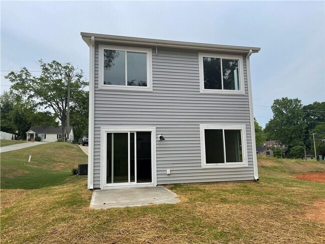 Building Photo - Single Family Home in Seneca!