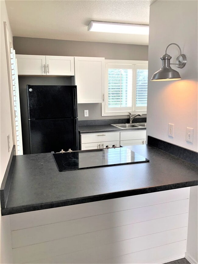 Building Photo - 2 bdrm, 1.5 ba, two story upper condo with...
