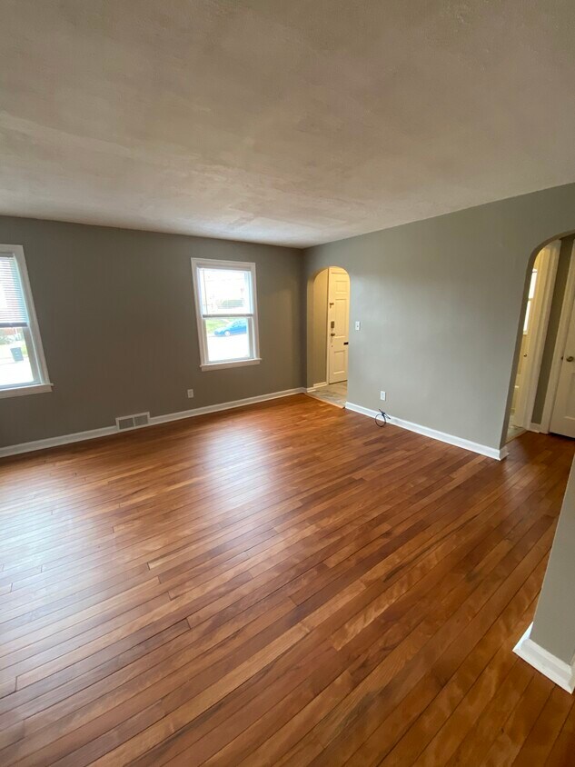 Primary Photo - 3022 Glenmore Ave