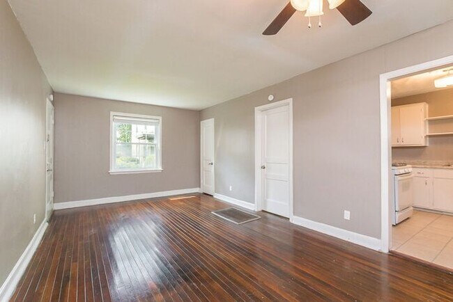 Foto del edificio - Fall Into Savings at Village Square